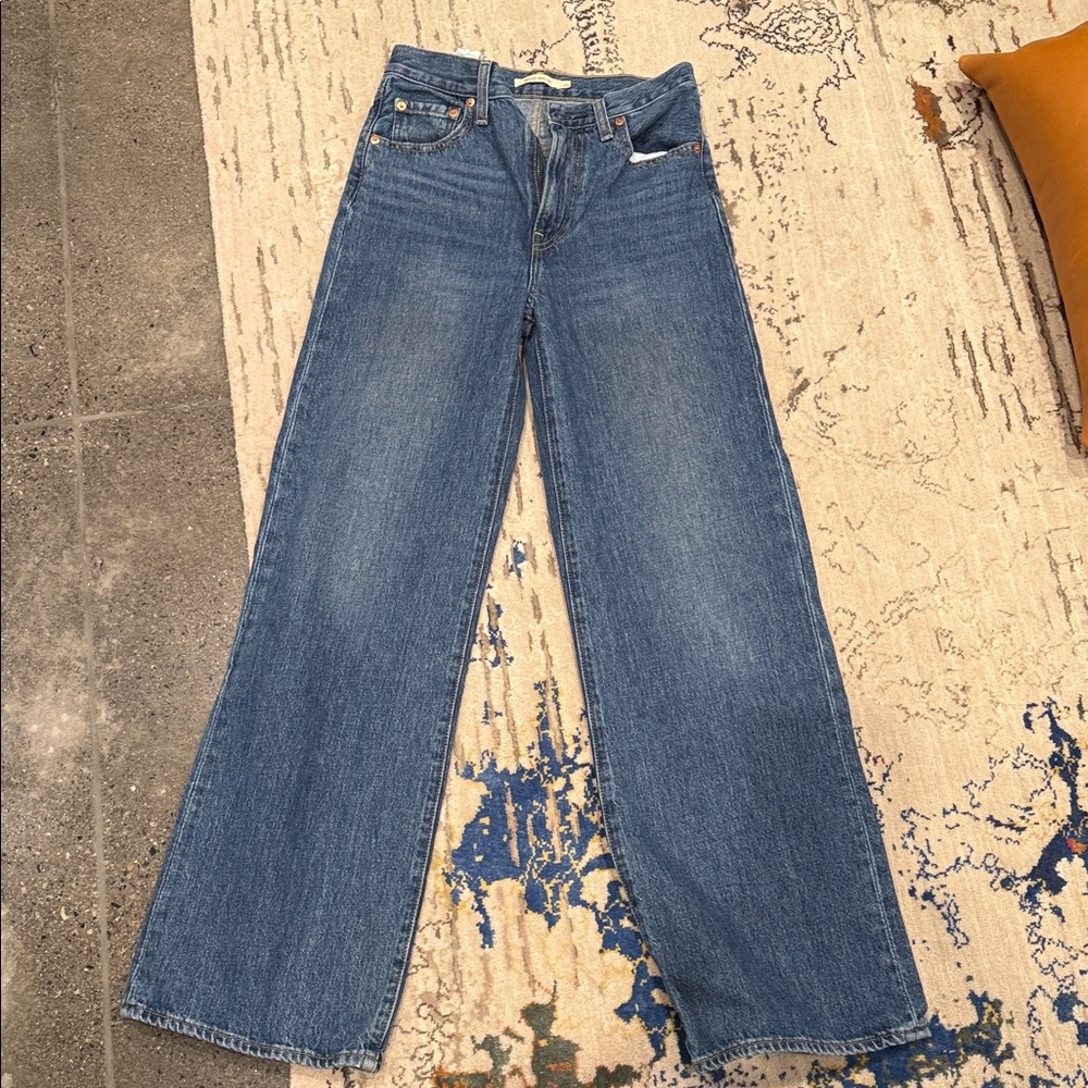 Classic Wide-Leg Women's Jeans in Medium Blue